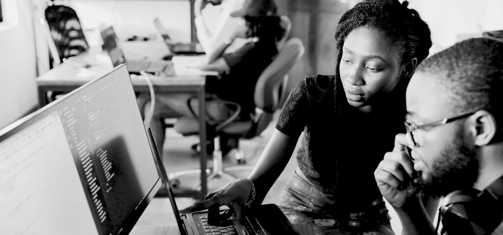 twee mensen werken met een computer